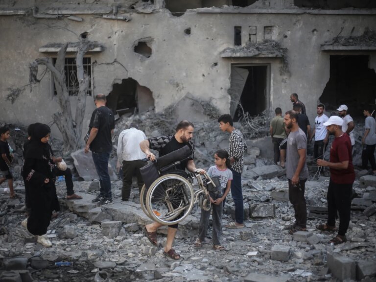 Les frappes israéliennes tuent au moins quatre personnes, dont des enfants, dans la bande de Gaza