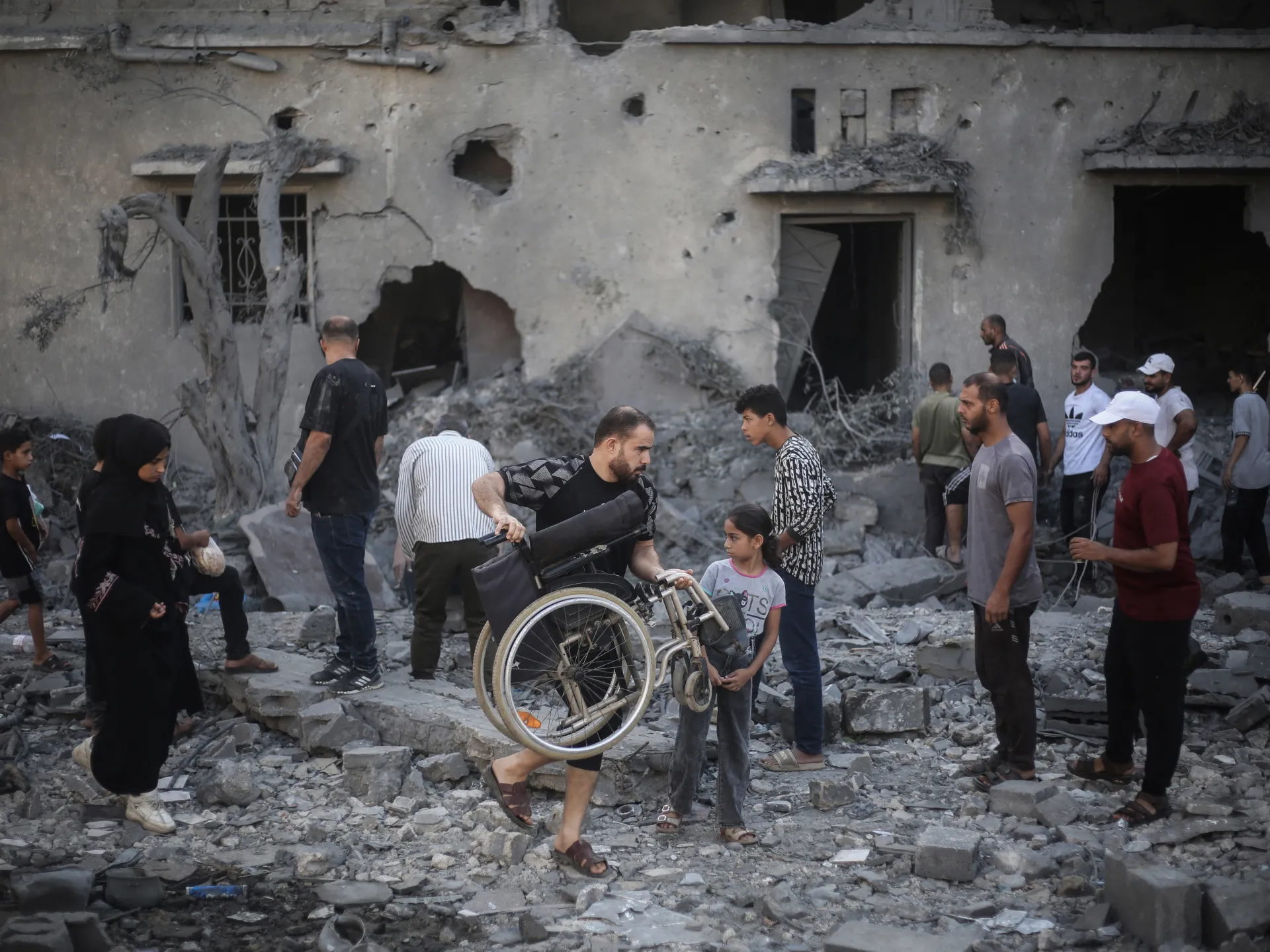 Les frappes israéliennes tuent au moins quatre personnes, dont des enfants, dans la bande de Gaza
