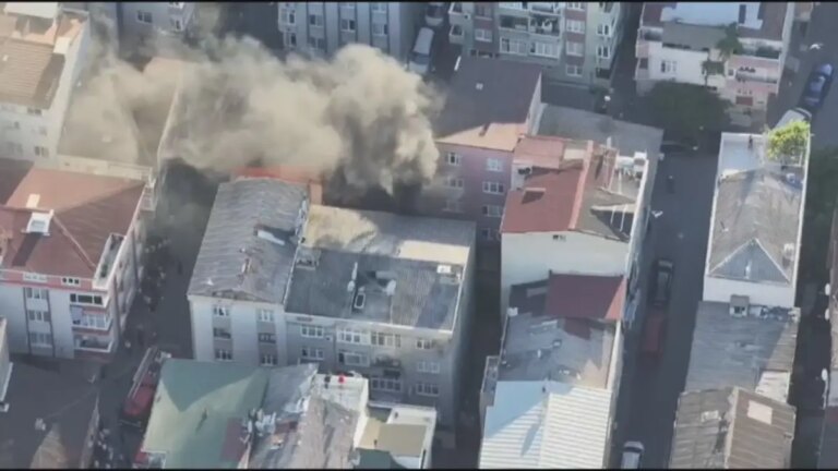 Horrible incident à Bağcılar ! Ne parvenant pas à obtenir de l'argent de sa mère, il a mis le feu à la maison.