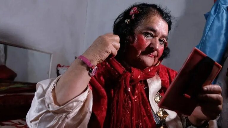 Sa vie a fait l’objet de documentaires et de séries TV ! « La femme en rouge » a perdu la vie