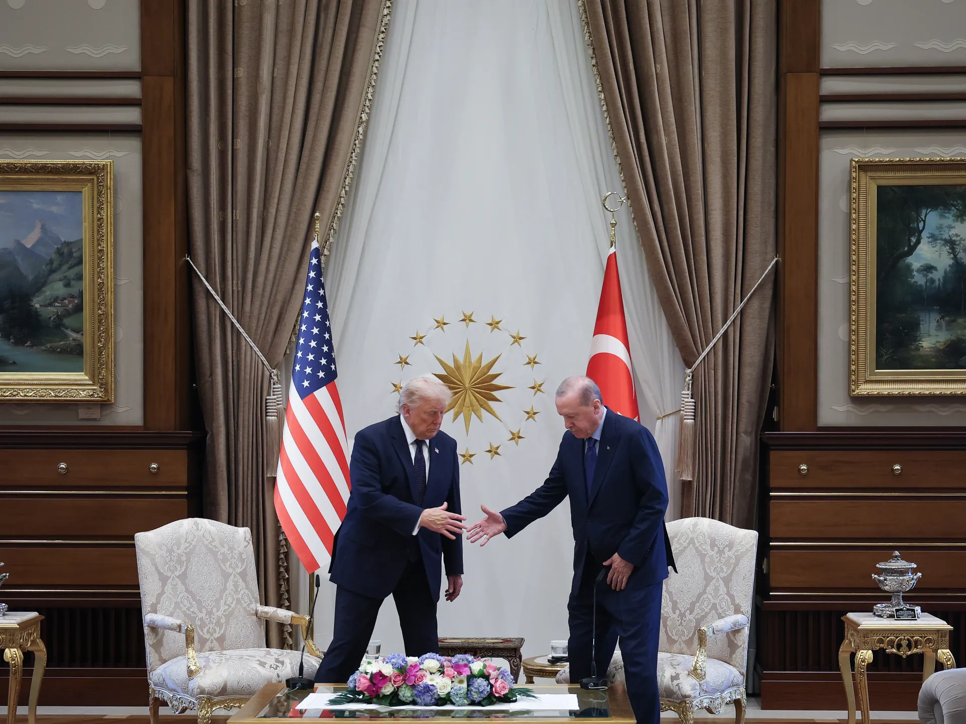 Trump s'en prend à l'OTAN à la fin du premier jour du sommet en Turquie