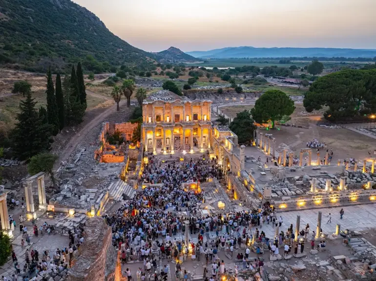 Türkiye est devenue un exemple pour le monde en matière de muséologie nocturne. Plus de 213 000 visiteurs à Ephèse en 2 mois