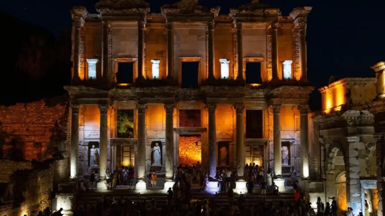 Türkiye est devenue un exemple pour le monde en matière de musées nocturnes ! Plus de 213 000 visiteurs à Ephèse en 2 mois