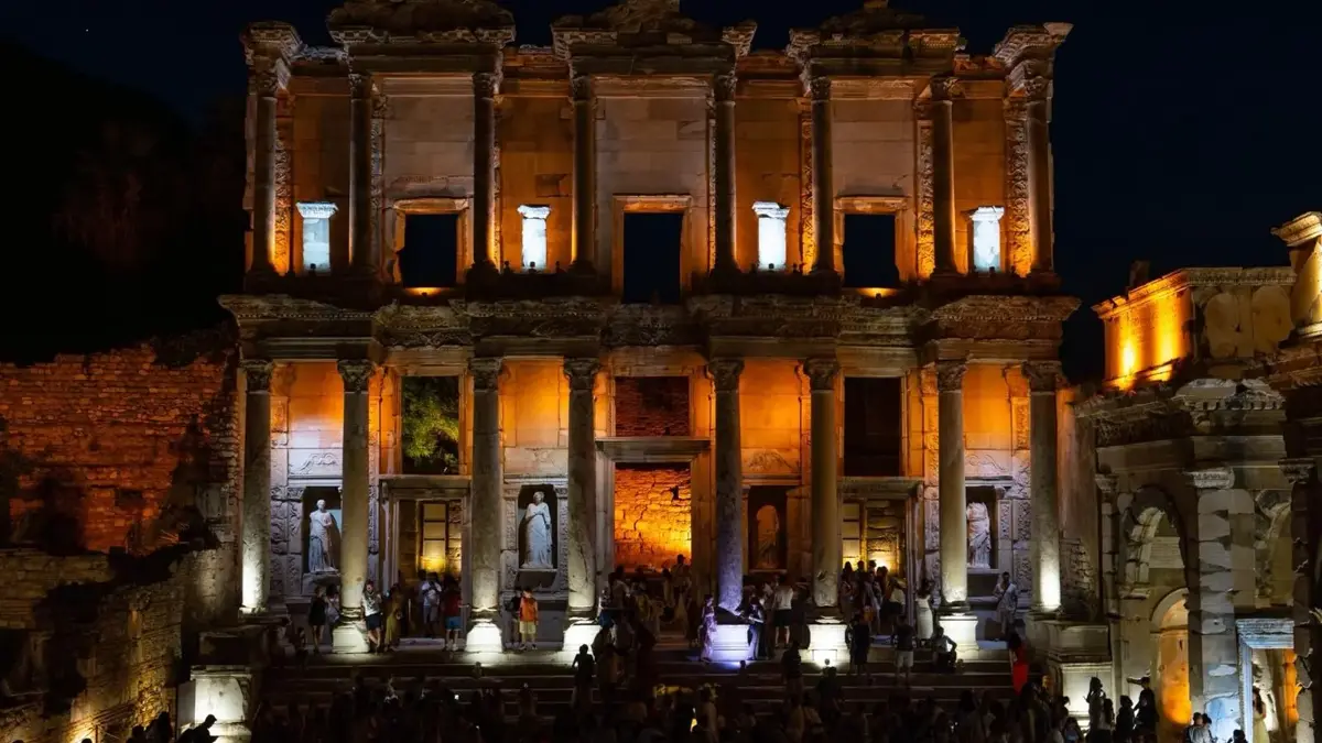 Türkiye est devenue un exemple pour le monde en matière de musées nocturnes ! Plus de 213 000 visiteurs à Ephèse en 2 mois