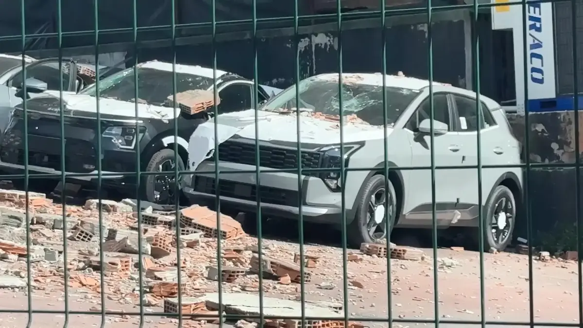 Un mur s'est effondré sur les véhicules neufs : 30 millions de TL de dégâts