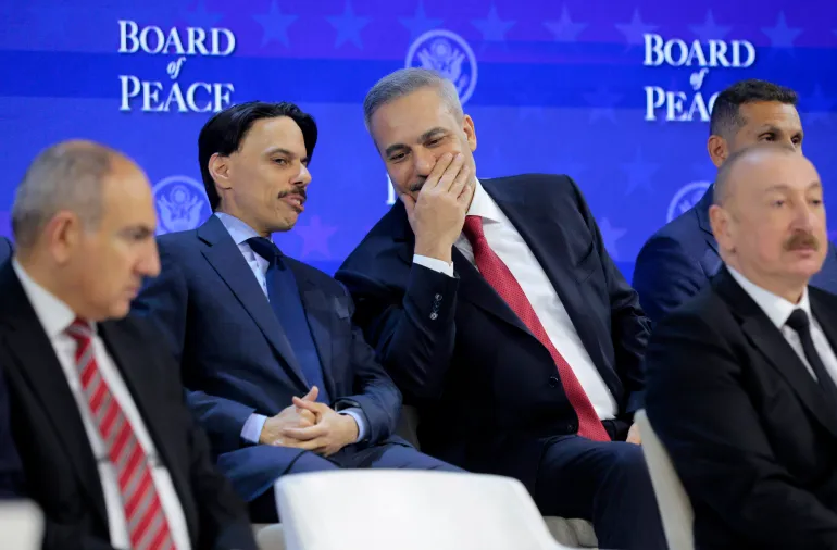 DAVOS, SUISSE - 22 JANVIER : le ministre saoudien des Affaires étrangères Faisal bin Farhan (à gauche) s'entretient avec le ministre turc des Affaires étrangères Hakan Fidan alors que le président américain Donald Trump présente le « Conseil de la paix » au Forum économique mondial (WEF), le 22 janvier 2026 à Davos, en Suisse. Le « Conseil de la paix », soutenu par les États-Unis, est destiné à administrer le fragile cessez-le-feu dans la bande de Gaza après la guerre entre Israël et le Hamas. La composition définitive du conseil d'administration n'a pas été confirmée. (Photo par Chip Somodevilla/Getty Images)