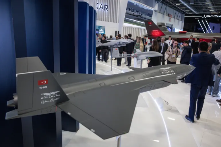 ISTANBUL, TURQUIE - 06 MAI : Des gens regardent des répliques de drones à petite échelle exposées à l'exposition Baykar à l'exposition internationale de défense et d'aérospatiale SAHA le 06 mai 2026 à Istanbul, Turquie. Le Salon international de la défense et de l'aérospatiale a présenté les nouveaux produits et technologies des entreprises turques et étrangères. L'exposition a été dominée par les produits UAV, alors que la guerre moderne se tourne de plus en plus vers les drones et les technologies sans pilote. (Photo de Chris McGrath/Getty Images)