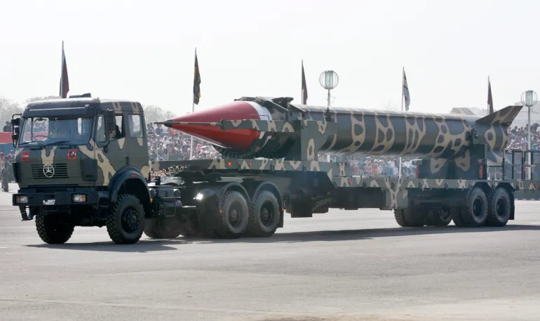 Le missile à capacité nucléaire Ghauri passe devant son lanceur lors du défilé de la fête nationale du Pakistan à Islamabad le 23 mars 2007. REUTERS/Mian Khursheed (PAKISTAN)