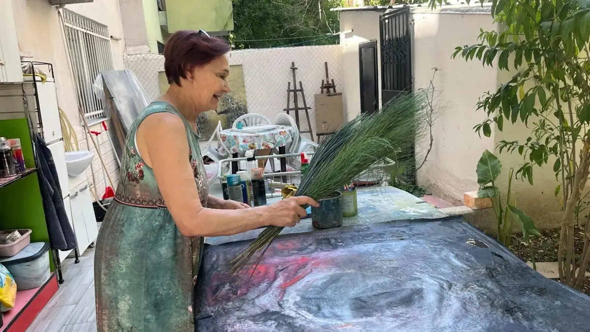 Un professeur d'art à la retraite a transformé le jardin de sa maison en atelier d'art