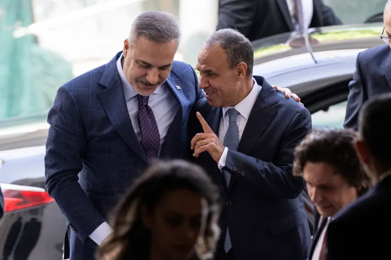 epa13053663 Le ministre égyptien des Affaires étrangères Badr Abdelatty (à droite) accueille le ministre turc des Affaires étrangères Hakan Fidan (à gauche) avant une réunion quadrilatérale au palais Tahrir au Caire, en Égypte, le 21 juin 2026. EPA/MOHAMED HOSSAM