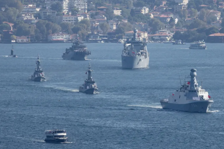 ISTANBUL, TURQUIE - 27 SEPTEMBRE : des navires de la marine turque naviguent sur le Bosphore lors d'un défilé marquant le 486e anniversaire de la victoire navale de Préveza et la journée des forces navales le 27 septembre 2024 à Istanbul, Turquie. 16 navires du commandement des forces navales turques ont pris part au défilé. (Photo de Chris McGrath/Getty Images)