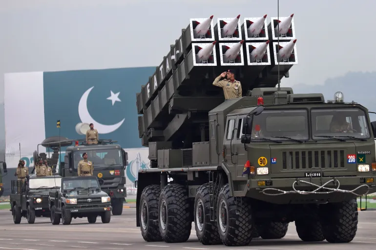Les missiles sol-sol Fatah-I et leur lanceur fabriqués au Pakistan sont exposés lors d'un défilé militaire pour marquer la Journée nationale du Pakistan à Islamabad, au Pakistan, le samedi 23 mars 2024. Les Pakistanais ont célébré leur Fête nationale avec un défilé militaire qui présente les unités militaires d'élite du pays et des armes de haute technologie, notamment des missiles à courte, moyenne et longue portée, des chars, des avions de combat et d'autres matériels. (Photo AP)