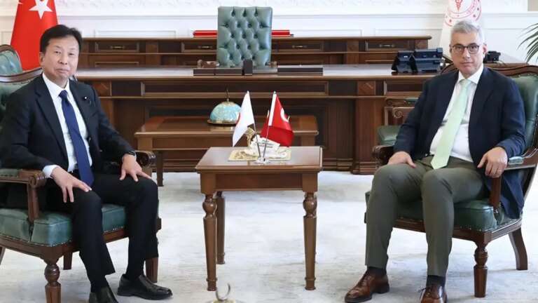 Le ministre Memişoğlu a rencontré Masaki Ogushi, membre de la Chambre des représentants japonaise