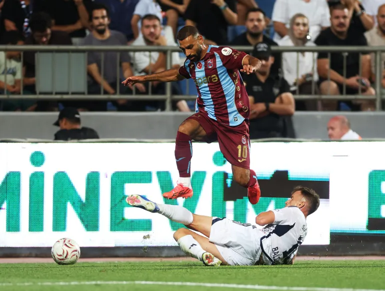 Football football - Super LIG - Kasimpasa v Trabzonspor - Stade Recep Tayyip Erdogan, Istanbul, Turquie - 15 août 2026 Mohamed Salah de Trabzonspor en action avec Andri Baldursson REUTERS/Umit Bektas de Kasimpasa
