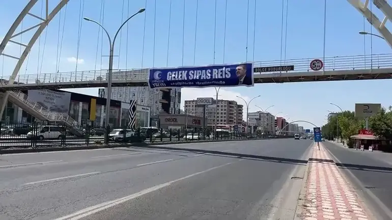 Remercier le président Erdoğan avec une banderole en kurde