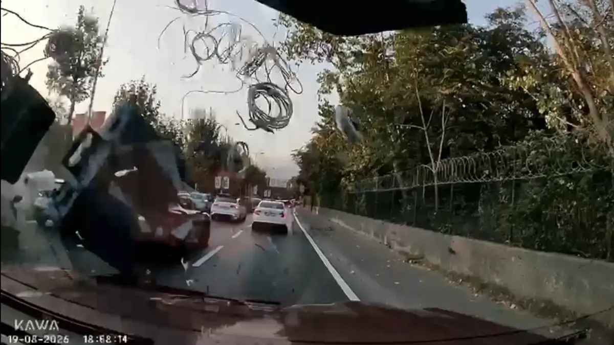 C'est ainsi que la voiture a volé dans la voie opposée à Istanbul