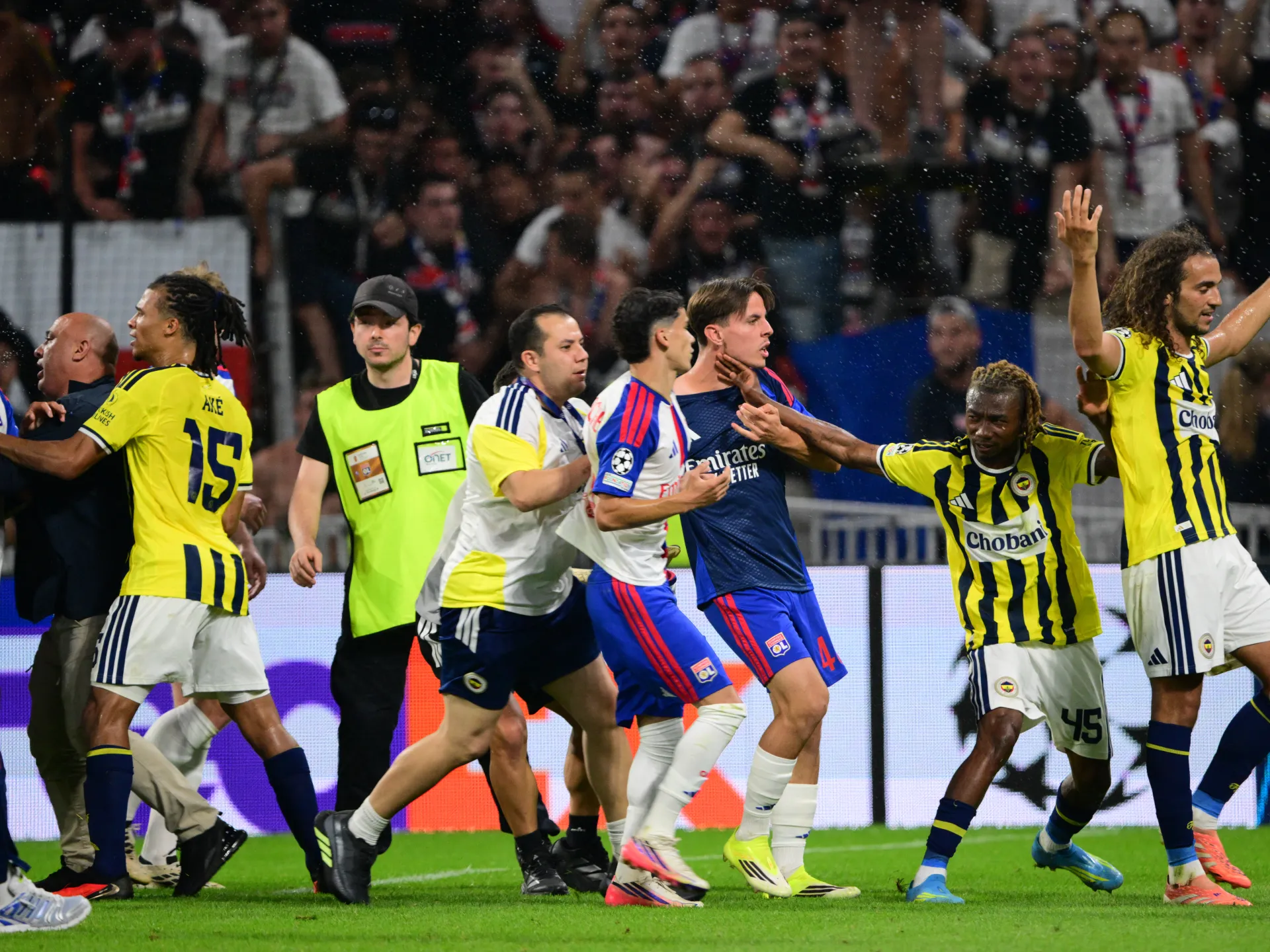 Le chaos gâche la victoire de Fenerbahce en qualifications pour la Ligue des champions contre Lyon