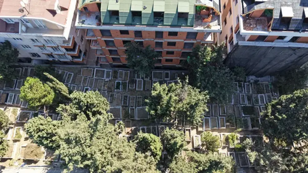 Image surprenante : les appartements à un pas du propriétaire à la tombe