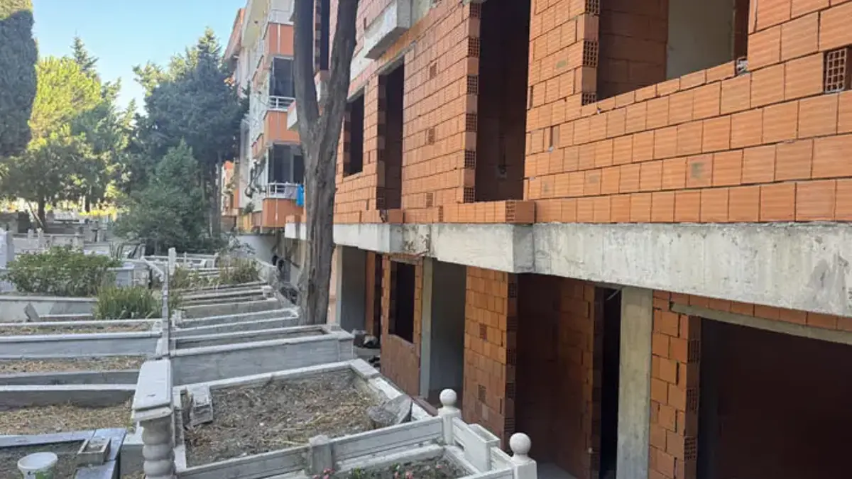 Image surprenante : les appartements « un pas » du propriétaire à la tombe !