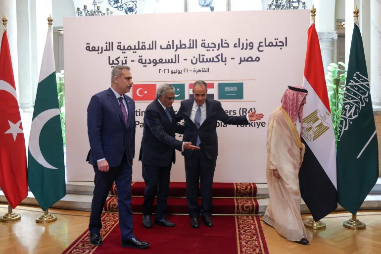 Le ministre égyptien des Affaires étrangères Badr Abdelatty, le ministre turc des Affaires étrangères Hakan Fidan, le ministre saoudien des Affaires étrangères Faisal bin Farhan al Saud et le vice-Premier ministre et ministre des Affaires étrangères du Pakistan Mohammad Ishaq Dar, marchent après avoir posé pour une photo, alors qu'ils se réunissent pour discuter de la stabilité dans la région à la suite d'un accord intérimaire entre les États-Unis et l'Iran, au Palais Tahrir au Caire, en Égypte, le 21 juin 2026. REUTERS/AMR Abdallah Dalsh