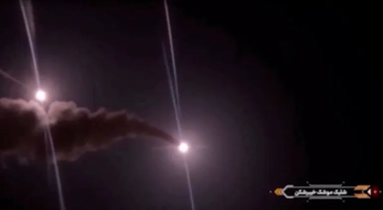 Des projectiles traversent le ciel dans cette capture d'écran tirée d'images publiées par les autorités iraniennes prétendant montrer des missiles lancés sur des cibles militaires américaines en Jordanie depuis un endroit inconnu, publiées le 31 août 2026. Agence de presse Wana via REUTERS ATTENTION AUX RÉDACTEURS - CETTE IMAGE A ÉTÉ FOURNIE PAR UN TIERS. ISRAËL OUT. AUCUNE VENTE COMMERCIALE OU ÉDITORIALE EN ISRAËL. PAS D'ACCÈS POUR LES MÉDIAS ISRAÉLIENS. AUCUNE UTILISATION DE BBC PERSAN. AUCUNE UTILISATION DE VOA PERSAN. AUCUNE UTILISATION DE MANOTO. AUCUNE UTILISATION D'IRAN INTERNATIONAL. AUCUNE UTILISATION DE RADIO FARDA. NUMÉRIQUE : PAS D'UTILISATION DE BBC PERSAN. AUCUNE UTILISATION DE VOA PERSAN. AUCUNE UTILISATION DE MANOTO. AUCUNE UTILISATION D'IRAN INTERNATIONAL. AUCUNE UTILISATION DE RADIO FARDA. IMAGES TPX DU JOUR