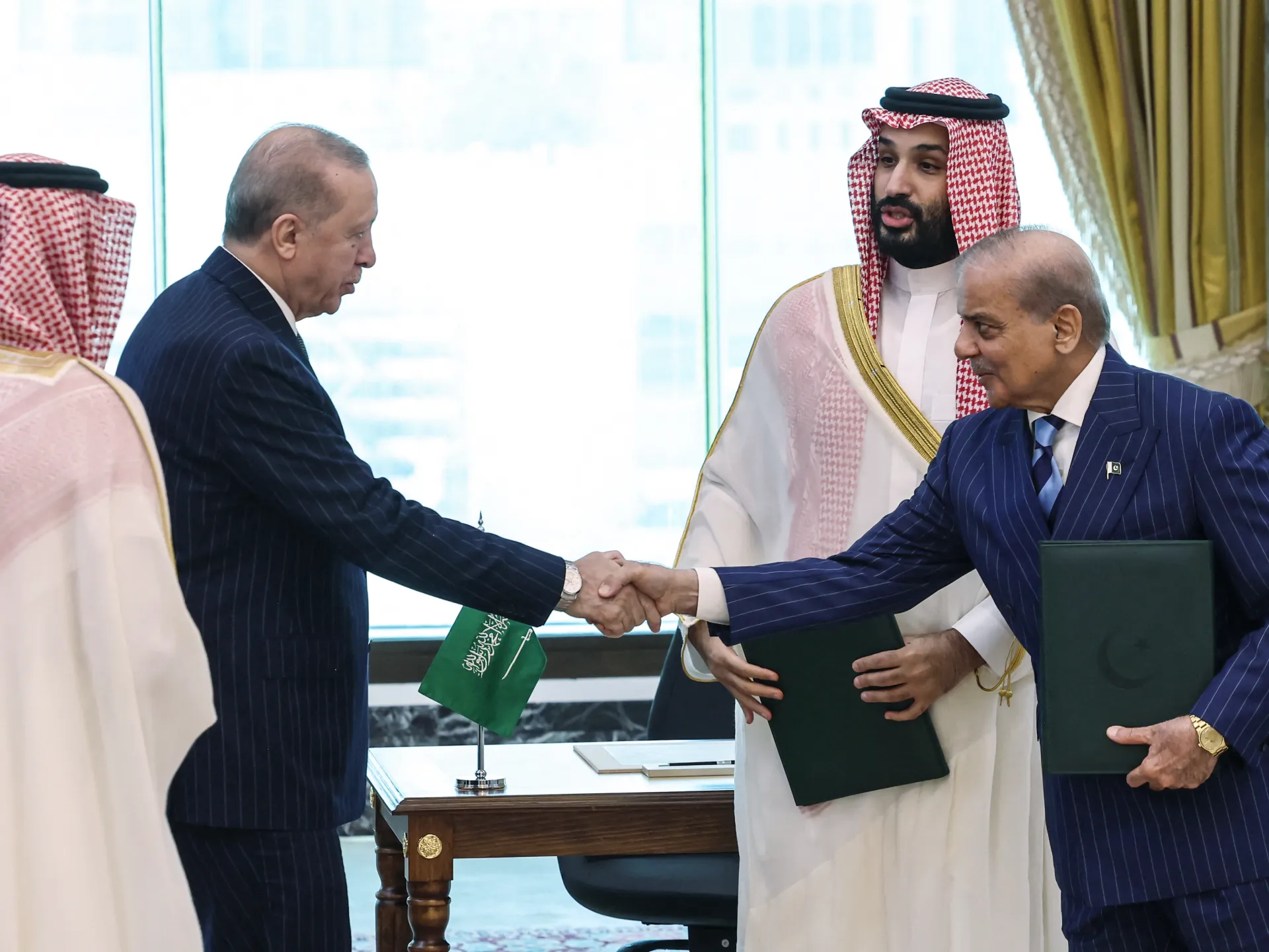 La Turquie présente les « mécanismes » d'un pacte de défense avec le Pakistan et l'Arabie Saoudite