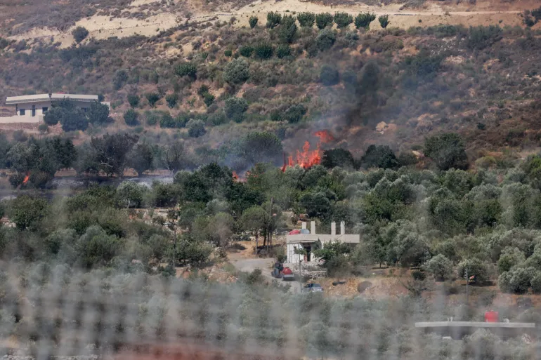 Un incendie est visible du côté syrien, au milieu du conflit dans les zones druzes en Syrie, vu depuis Majdal Shams, près de la ligne de cessez-le-feu entre le plateau du Golan occupé par Israël et la Syrie, le 16 juillet 2025 (Ammar Awad/Reuters)