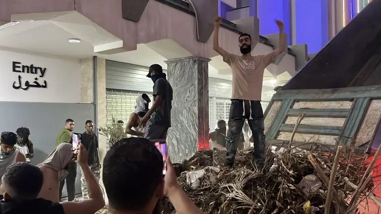 TRIPOLI, LIBYE - 28 JUILLET : des manifestants déposent des tas de gravats aux entrées des bâtiments de l'entreprise alors que les manifestations contre les coupures d'électricité prolongées se poursuivent devant les bâtiments des entreprises affiliées à la National Oil Corporation (NOC) de Libye, dans le district de Zahra à Tripoli, en Libye, le 28 juillet 2026, pour protester contre les pannes d'électricité quotidiennes dans tout le pays. (Hamza Al Ahmar - Agence Anadolu)