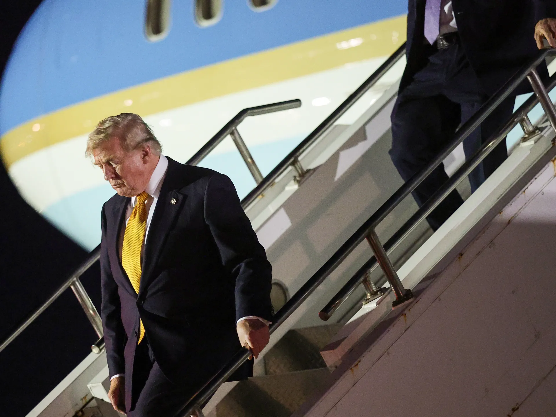 Trump affirme que son avion leurre était confronté à un « plus grand risque » lors d'un changement de vol secret
