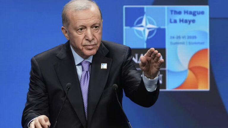 L’OTAN se réunit à Ankara alors qu’Erdogan écrase l’opposition