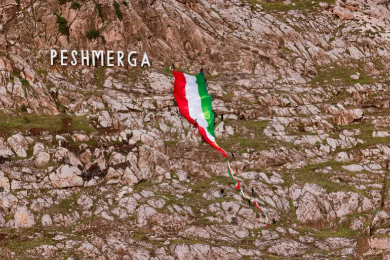 Les Kurdes irakiens brandissant un drapeau kurde célèbrent le jour du Newroz, un festival marquant le premier jour du printemps et le nouvel an, dans la ville d'Akra, dans la région kurde du nord de l'Irak, à Duhok, en Irak.