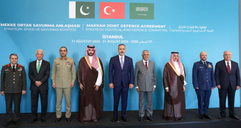 Le ministre turc des Affaires étrangères Hakan Fidan, le vice-Premier ministre et ministre des Affaires étrangères du Pakistan Mohammad Ishaq Dar, le ministre saoudien des Affaires étrangères le prince Faisal bin Farhan Al Saud, le ministre turc de la Défense Yasar Guler, le chef d'état-major turc le général Selcuk Bayraktaroglu, le chef des forces de défense et chef d'état-major du Pakistan, le maréchal Asim Munir, le ministre pakistanais de la Défense Khawaja Muhammad Asif, le ministre saoudien de la Défense le prince Khalid bin Salman et l'Arabie saoudite. Le chef d'état-major général de l'Arabie, le général Fayyadh bin Hamed Al-Ruwaili, pose devant la première réunion du comité dans le cadre de l'accord de défense commune, le "Accord de défense commune de la Mecque"à Istanbul, Turquie, le 31 août 2026. REUTERS/Murad Sezer
