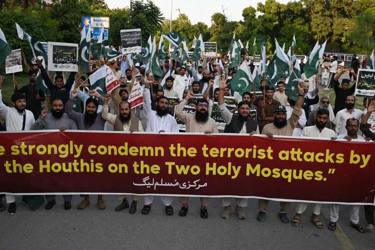 Des partisans et des membres de la Ligue musulmane Markazi du Pakistan (PMML) crient des slogans alors qu'ils manifestent à Islamabad le 17 septembre 2026 à la suite de l'attaque contre la ville sainte islamique de La Mecque.