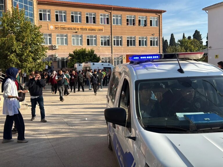 Un attaquant ouvre le feu près d'un lycée dans l'ouest de la Turquie, blessant 11 personnes