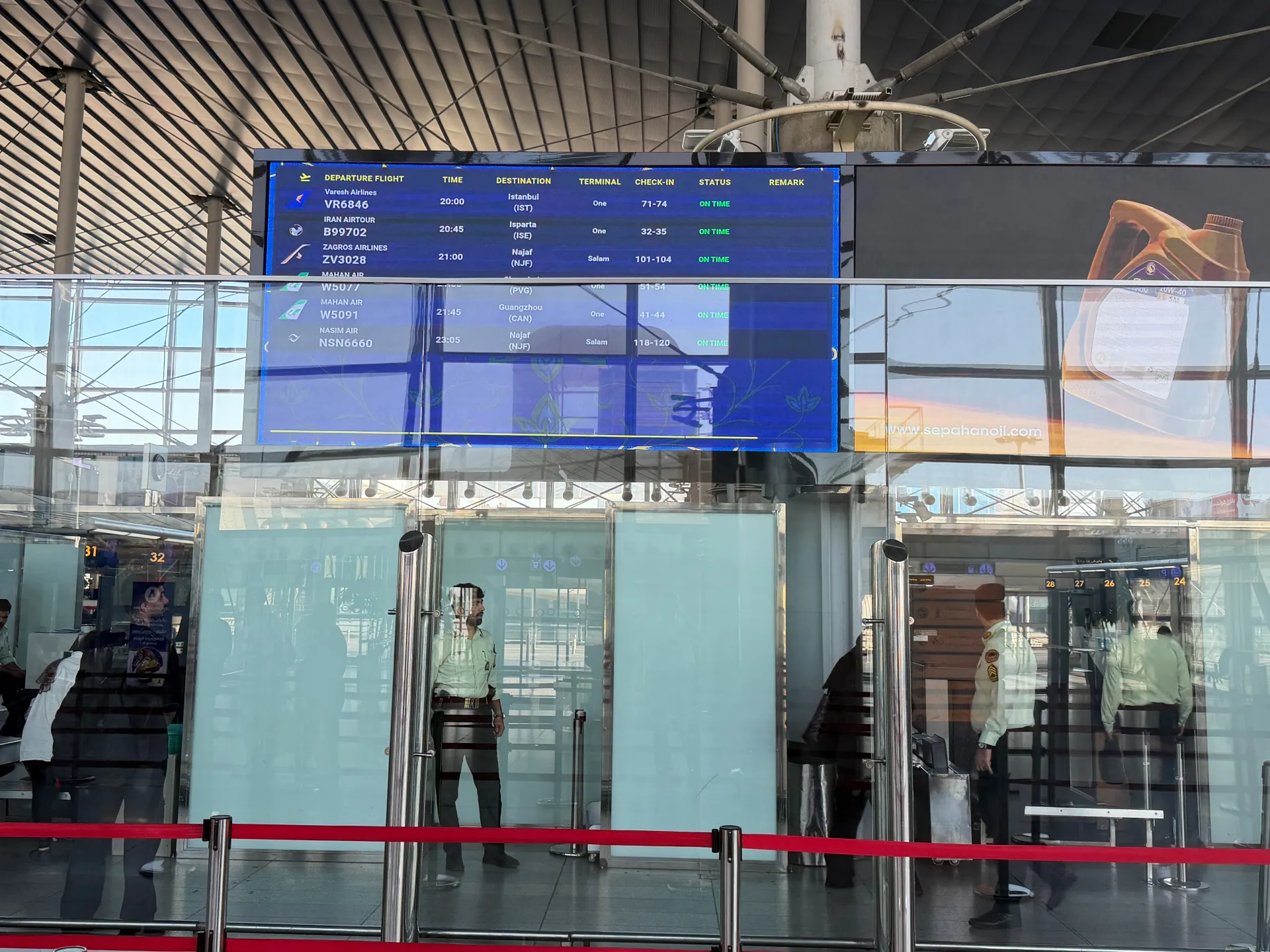 Les Émirats arabes unis interdisent les compagnies aériennes iraniennes alors que les sanctions américaines pèsent sur le secteur aéronautique iranien