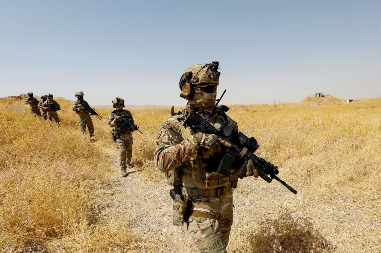 Des membres des forces spéciales kurdes patrouillent à la périphérie d'Erbil, en Irak, le 22 septembre 2026. Les inquiétudes concernant la sécurité dans la région se sont accrues avant le retrait prévu d'Irak des forces de la coalition dirigée par les États-Unis. REUTERS/Khalid Al-Mousily IMAGES TPX DU JOUR