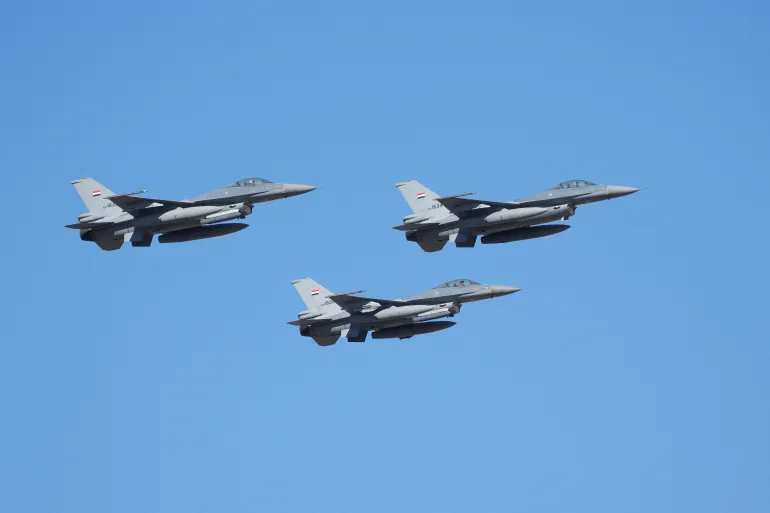 Des avions de combat irakiens volent en formation lors d'un défilé marquant la Journée de l'Armée à Bagdad, en Irak, le samedi 6 janvier 2024. L'armée irakienne a été activée le 6 janvier 1921 alors qu'elle était sous domination britannique. Hadi Mizban/Piscine via REUTERS