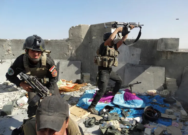 PHOTO DE DOSSIER : Des membres des forces d'opérations spéciales irakiennes prennent position lors d'affrontements avec l'État islamique d'Irak et du Levant (EIIL), lié à Al-Qaïda, dans la ville de Ramadi, en Irak, le 19 juin 2014. REUTERS/Stringer/File Photo
