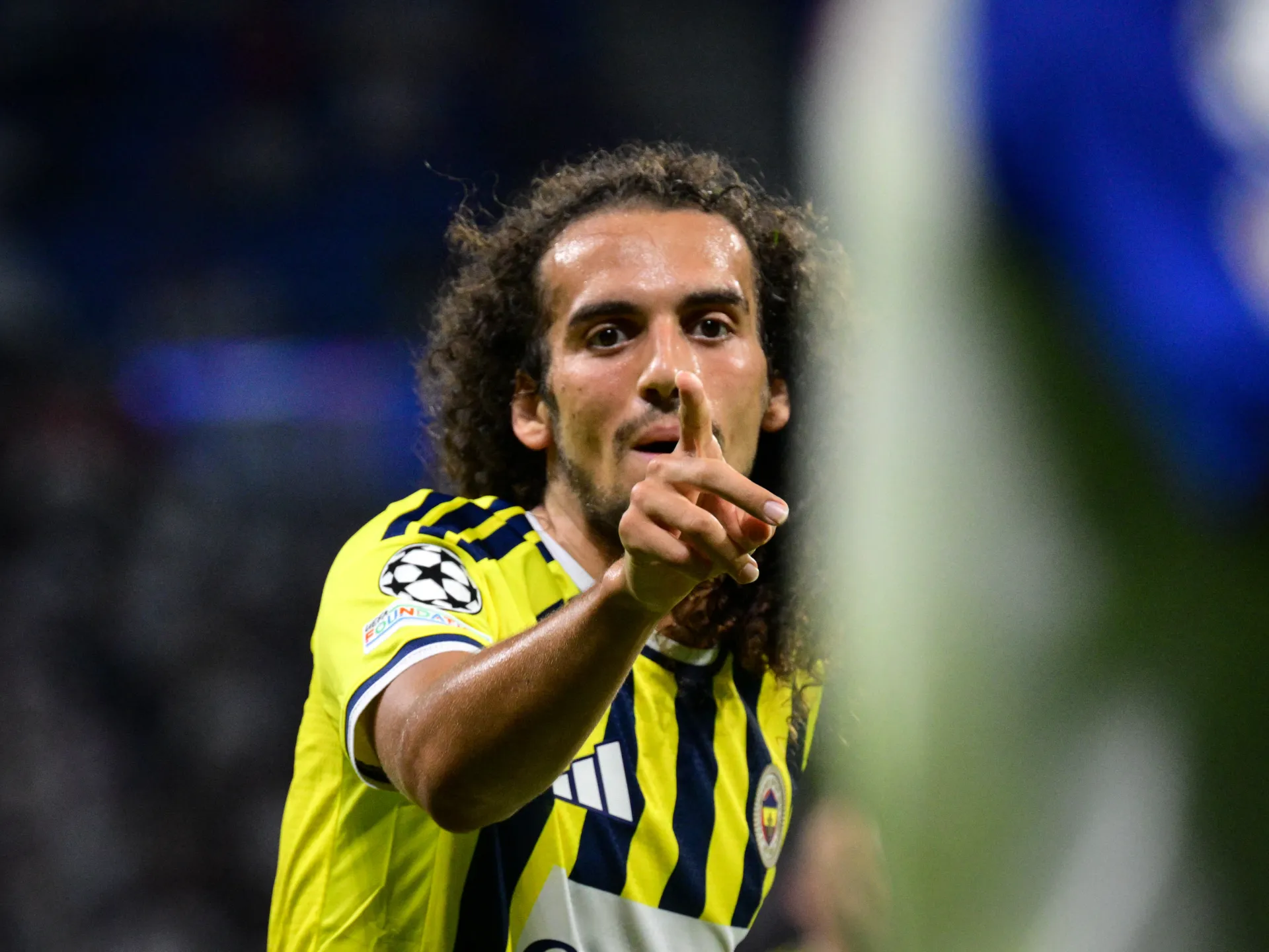 Greenwood et Guendouzi de Fenerbahce condamnés à des amendes et à des interdictions après une bagarre à Lyon