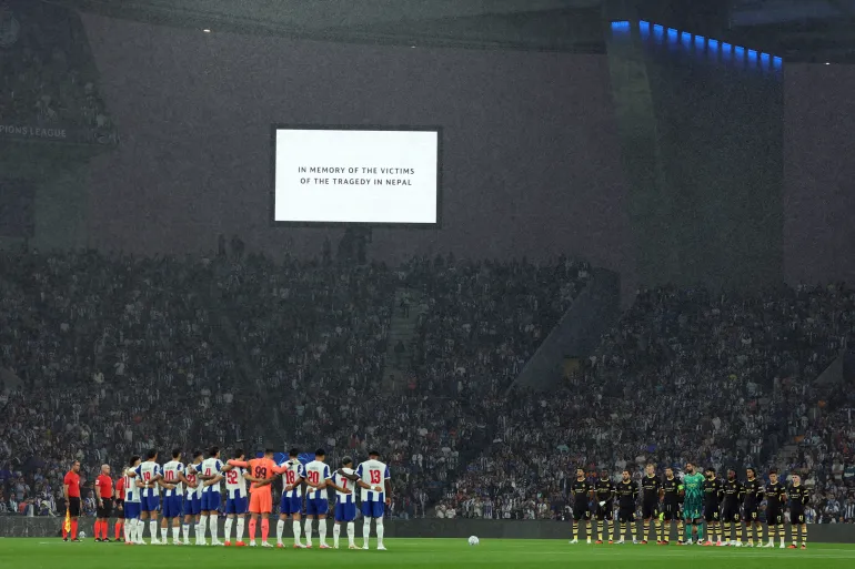 Les joueurs observent une minute de silence à la mémoire des victimes de la tragédie au Népal avant le match de football du premier tour de l'UEFA Champions League entre le FC Porto et Manchester City au stade Dragao de Porto, le 8 septembre 2026. (Photo de Patricia de Melo Moreira / AFP)