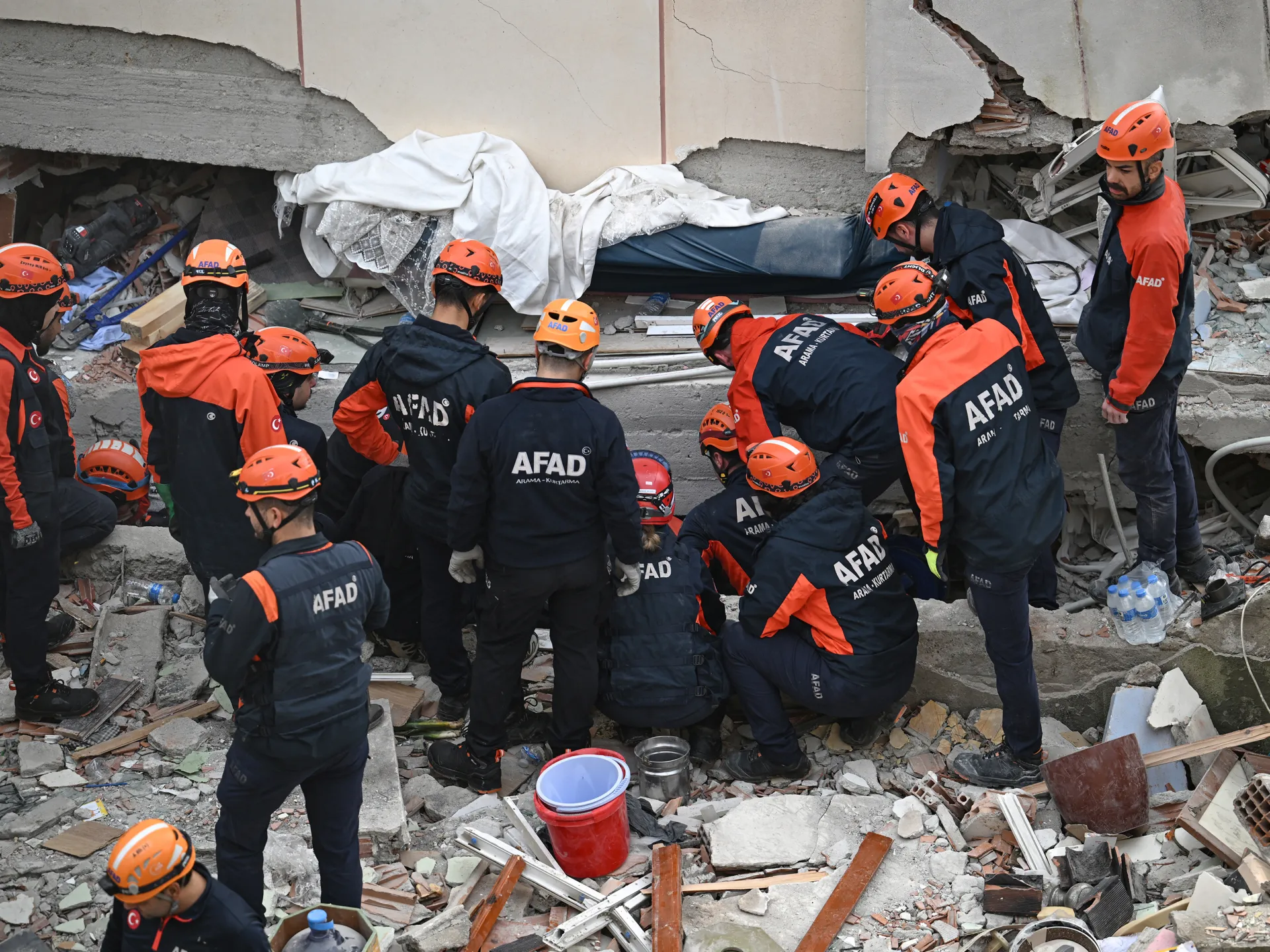 Deux morts après l'effondrement partiel d'un immeuble à Istanbul, en Turquie