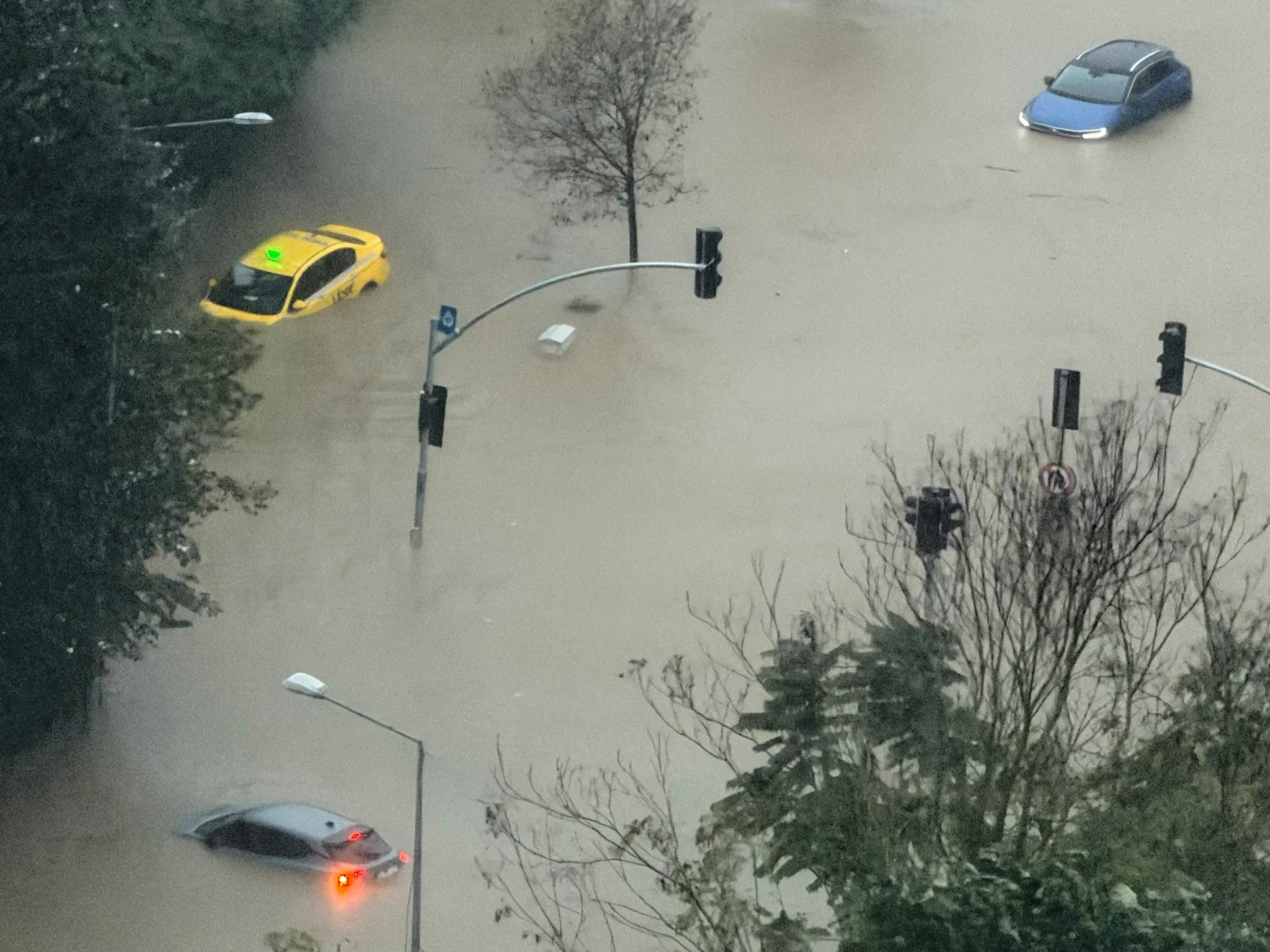 Un adolescent décède alors que de fortes pluies inondent Istanbul