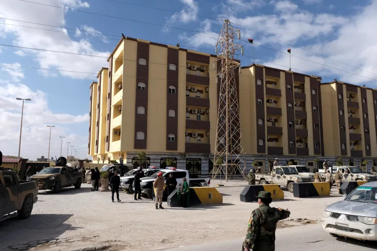 Les forces de sécurité montent la garde devant le bâtiment du Parlement à Tobrouk, en Libye.