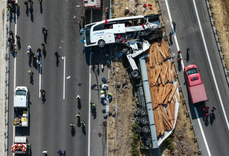 Une vue aérienne du lieu de l'accident après la collision d'une dépanneuse et d'un bus touristique